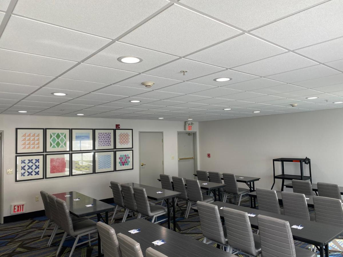 Holiday Inn Express Hotel & Suites Weston By Ihg Exterior photo