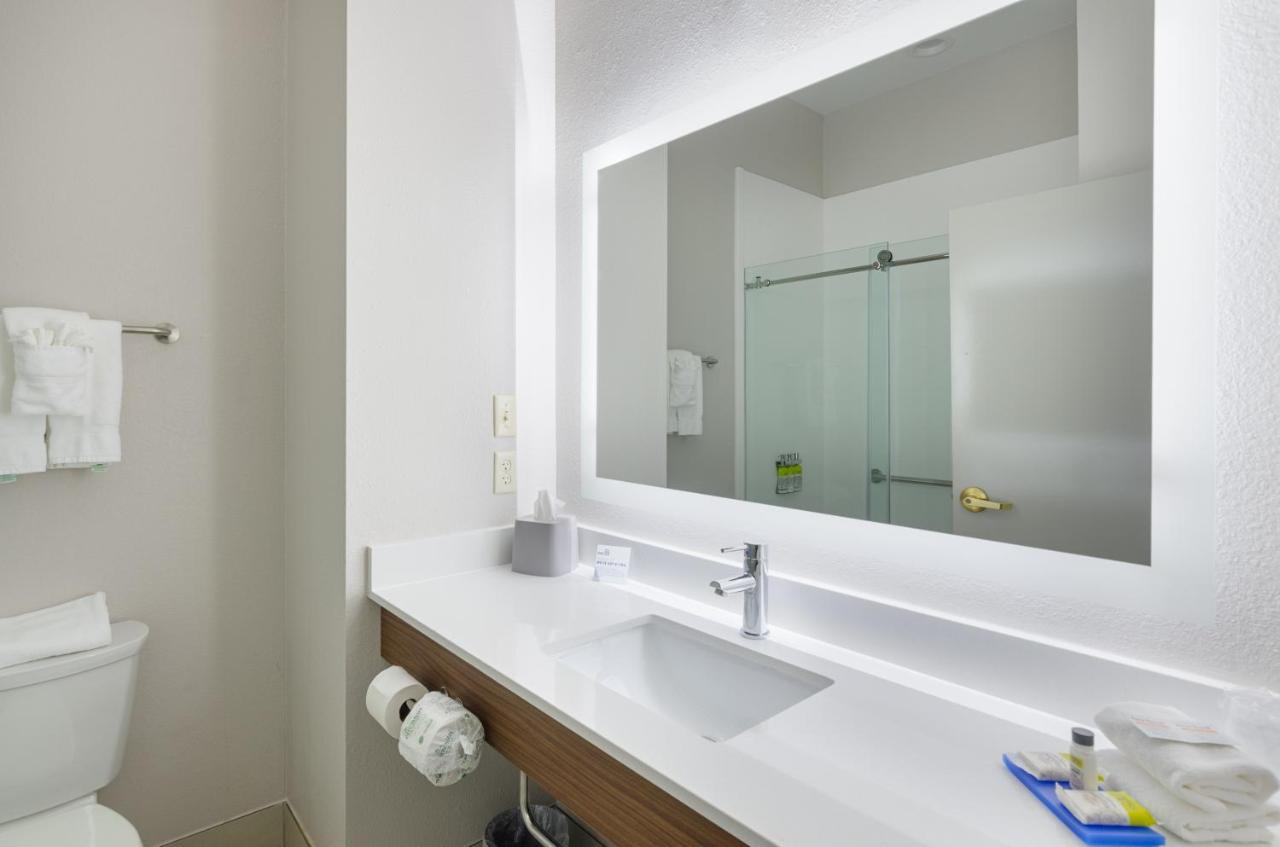 Holiday Inn Express Hotel & Suites Weston By Ihg Exterior photo